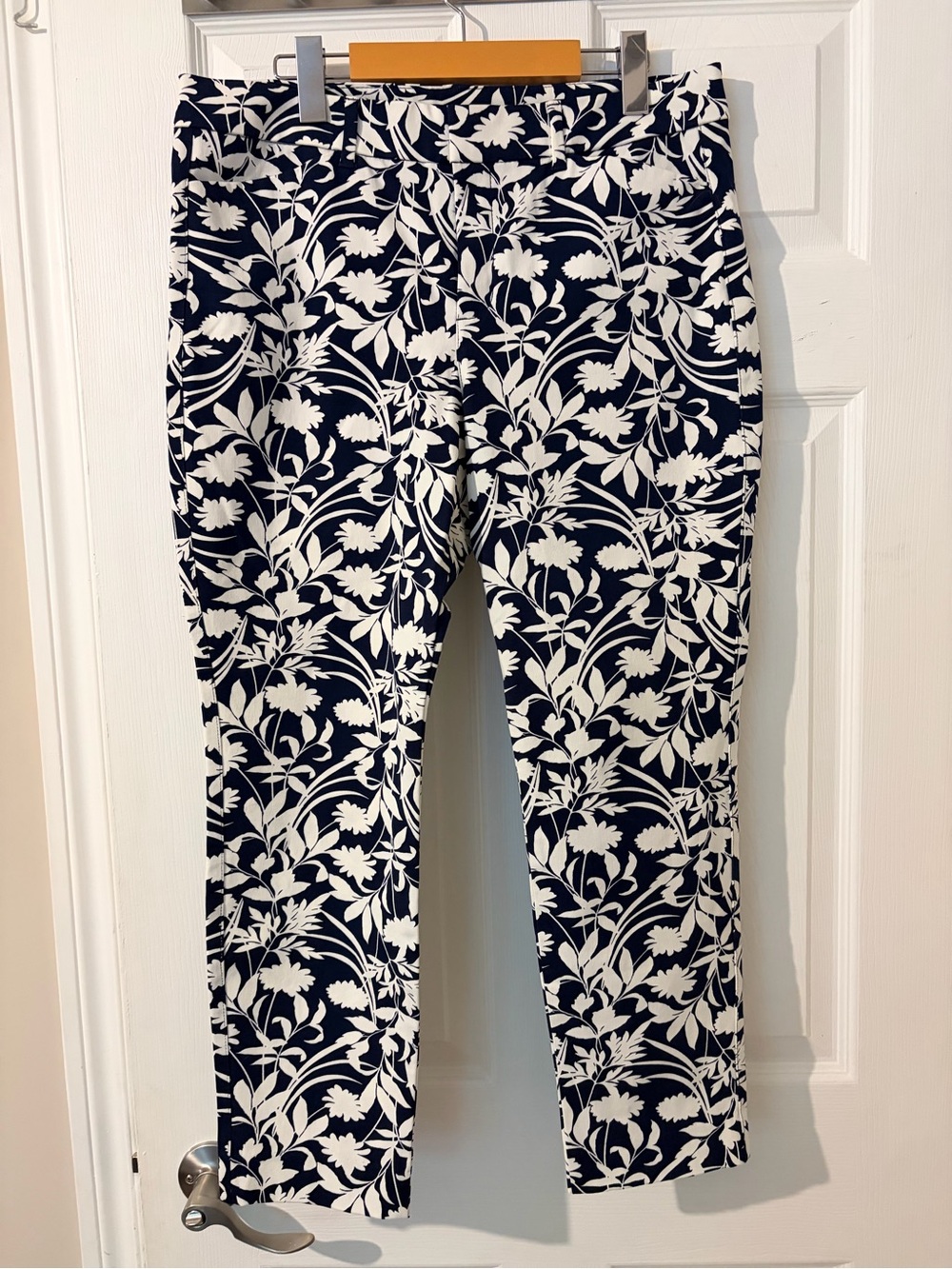 Old Navy Navy & White Floral Ankle Length High Rise Pixie Skinny Pants